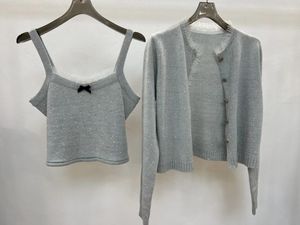 Malhas femininas pré-queda da série Halter Cardigan Um conjunto de fios personalizados tingidos com lã