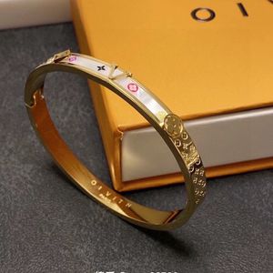 Braccialetti placcati in oro di lusso designer di marchi di lusso appositamente progettati per braccialetti di alta qualità affascinanti braccialetti di alta qualità per regali di alta qualità scatole feste di compleanno