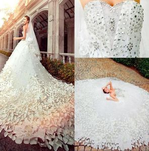 2021 Sweetheart Beaded Bling Bling Rhinestones Applique Flower Aline Cathedral Train Pretty Bridal Suknie