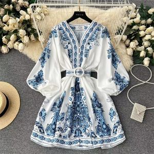 European and American retro court designers high-end printed V-neck lantern sleeves with waistband to show slimming temperament, single breasted socialite dress