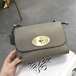 Lyx berömd varumärkesdesignkedja axelväska 100% äkta ko läder kvinnliga messenger handväska klaff crossbody väskor för damer 240328