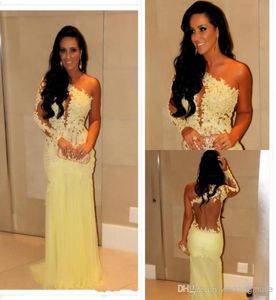2021 Celebrity Prom -klänningar Marianne Rabelo sjöjungfru en axel långärmad spets rygglöst sveptåg gul tyllfestklänningar1899944