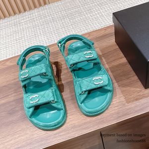 Sandaler Leather Open Toe Luxury Designer Summer Ny mångsidig inomhus och utomhusdiamantplädet Flat Bottom Läder Non Slip Womens Sandaler Storlekar 35-42+ Box