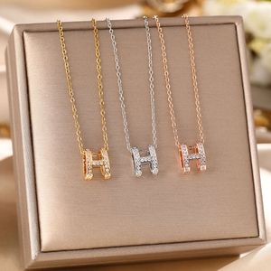 Koreansk version Titanium Steel Necklace, Women's Light Set With Zircon H-Letter Pendant, Versatile and Fashionable CollarBone Chain Smycken