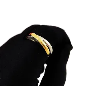 Högkvalitativ Trinity Designer ringer för kvinna fashionabla tre färger små storlek lady ring retro slät rekreationsbrev smycken ren färg zl203 b4