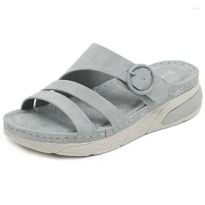 Тапочки в летних женщинах 2024 Плоские каблуки сандалии Flipper Zero Beach Shoes For Woman Elegant Ladies Sandalias