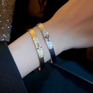 H bracelet High version Kelly Pig Nose Half Diamond Bracelet Womens V Gold Rose Gold Button Fashion Light Luxury Fashion Bracelet565