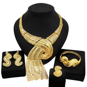 Säljer mode smycken set halsband örhänge armband elegant lyxiga damparti bröllop 240401