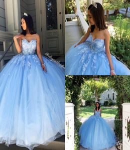 2020 Ball Gown Sky Blue Simple Sexy Lace Quinceanera Prom Dresses Sweetheart Pärlade handgjorda blommor Tulle Evening Party Sweet 163545366