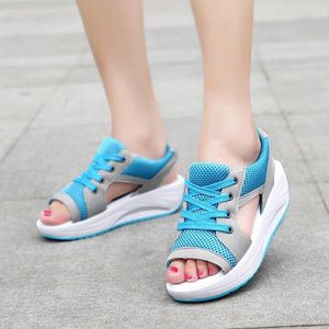 Swobodne buty grube dolne zatyka sandały dla kobiet zamknięte palce cząsteczkowe kapcie Kobiety Summer 2024 Wysokie obcasy klinowe Sandles żeń