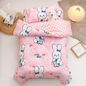 3st Cartoon Cotton Crib Bed Linen Kit Baby Princess Bedding Set Inkluderar Pillowcase Sheet Dåskåpa utan fyllmedel Y240325