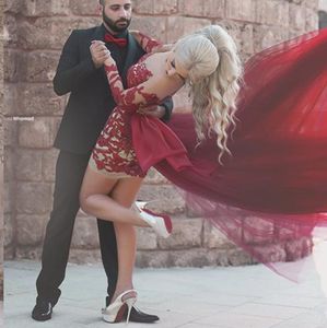 Schwarzes Mädchen Kurzschluss -Prom -Kleider 2016 Wein Red Crew Ausschnitt mit Illusion Langarm und fliegendem Tüllrock Paare Fashion8299403