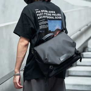 Erkekler için omuz çantası su geçirmez büyük kapasiteli erkek naylon moda crossbody genç spor günlük iş hafif çanta 240326