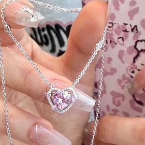 Heart of Guardianship Light Luxury Fashionable Commuting Sense Trendy and niche Love Pendant Necklace Versatile and Elegant Pink Collar Chain