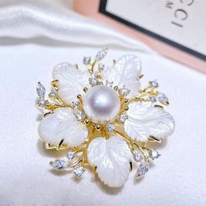 ブローチmeibapj 9-10mm天然白い真珠の花の貝殻ブローチファッションセータージュエリー女性のための空のトレイ