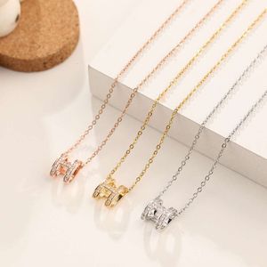 Letter H Necklace Instagram Cool Wind Gold Pendant Personlig liten och unik designkänsla Internet Red Titanium Steel Lock Bone Chain Kvinna