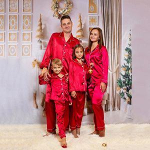 Silk Family Christmas Pyjamas Sleepwear Satin Topspants 2st Nightwear Loungewear Solid Matching Suits för 240327