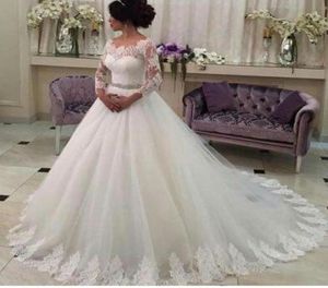 2019 Romantisk bollklänning Bröllopsklänningar Ivory 34 Långa ärmar Scoop Halsbindning Täräckad bälte Lace Trimed Tulle Chapel Train Bridal G3507404