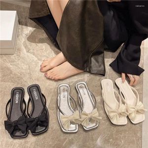 Sandaler Luxury Crystal Thongs Shoes Flats Summer Flip Flops For Girls Outdoor Simple Leisure Slippers in Gold Silver