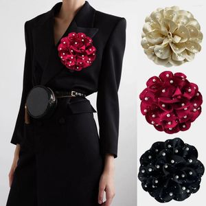 Broschen 13 cm weiße Perle rote Rose Big Stoff Flower Brosche Abendessen Hochzeitszubehör Trendy Elegant Metal Pin 2024