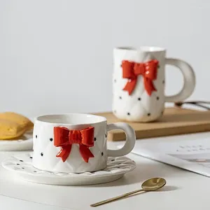 Tazze in fiocco in ceramica tazza di tazza di caffè set squisito ragazze pomeridiane tè latte a casa colazione drink regalo di compleanno della tazza di compleanno