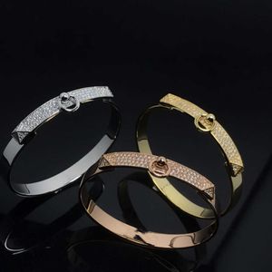 H Armband H Buchstabe Kelly Halb Diamond Armband Temperament V Gold plattiert 18k Roségold Pagode Volles Diamantschweinnasen -Armband555