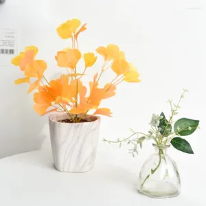 Flores decorativas Simulação de folhas de grama falsa Plantas de parede pequenos punhados ginkgo biloba e flores em vasos.