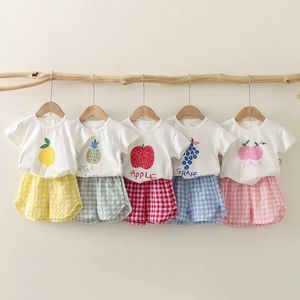 Shorts xadrez de camiseta de frutas meninas 2pCset Summer Roupas de crianças algodão Crianças de mangas curtas Moda de moda Roupas de bebê 1-6y 240326
