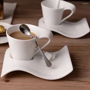Koppar Saucers Creative Wavy Ceramic Fancy Coffee Cup and Saucer Handmade Mug Porcelain Nordic Espresso Drinkware Bottle Taza Microondas