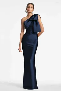 Festklänningar Elegant Long Dark Navy Prom med Bow Mermaid Satin dragkedja Back veckad golvlängd kväll för kvinnor