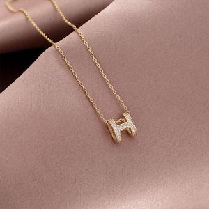 Nova versão coreana Copper Micro Inlaid Full Diamond H-Letter Titanium Steel Colar com placar de ouro verdadeiro para mulheres, moderna e elegante cadeia de clavícula de clavícula