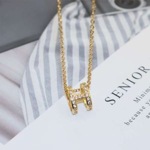 Знаменитая титановая стальная стальная ожерелье H-букв, нишевая инкрустационная цепочка ключиц, универсальный и модный аксессуар
