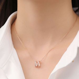 Nova letra H Diamante de zircão para mulheres com colar de aço de titânio de ouro rosa incolor, colar de pingente de charme simples e elegante