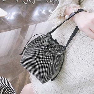 Loja barata 90% de desconto no atacado Wallte Summer Pearl Incluste feminino com diamantes Banquet Dinner de mão brilhante Bolsas de luxo de balde de água pequena brilhante