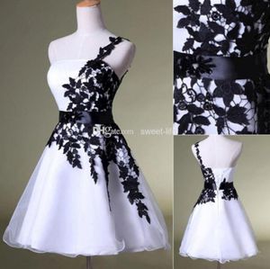 Short Homecoming Dresses White and Black One Shoulder Lace Belt Beaded Tulle Gowns for Prom Cocktail 8th College Graduation Dress8827192