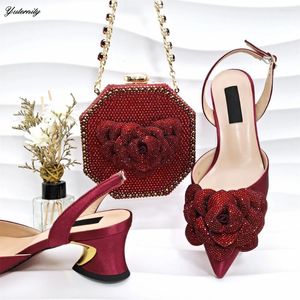 Scarpe eleganti italiane decorate con fiori di strass set di sacchetti di sandalo e frizione eleganti