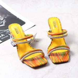 Pantofole alla moda chiare le donne a strisce di strass giallo party verde 8,5 cm sandali di tallone spessa trasparente dimensione 42