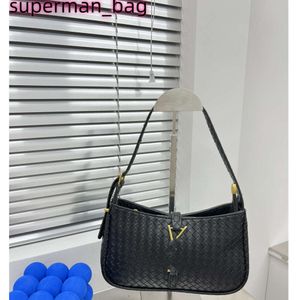 2024 Modaya uygun kadın deri tasarımcı omuz çantası pembe timsah baskı hobo çantası siyah eyer çanta