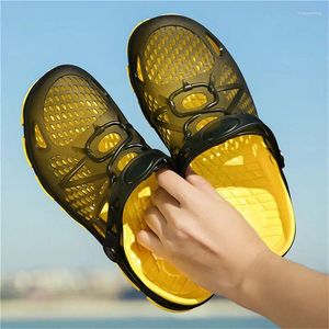 Flippers 2024 Sandália de verão para homens Sapatos casuais de praia ao ar livre Sandálias ocas de machos de machos de deformar Luz de conforto