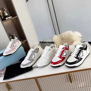 Designer tênis de couro designer homens homens casuais sapatos esportivos de couro popular triangle tênis de tênis de tênis esportes esportes ao ar livre Tamanho 35-45