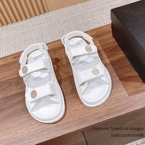 One Word Roman C Womens Hook Loop Sandals 2024 Summer Nuovo designer di lusso in pelle di lusso OPENTE CASUSI SPORT SPORTI FLOTTO FATTURA DELLE DOMENA DELLA DOMUMENTI Dimensioni 35-42+scatola