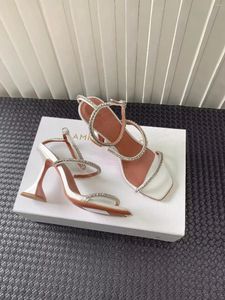 Sandaler Amina Muaddi Gilda Crystal Open Square Toe Buckle Ankel Strap PVC genomskinlig lucite klackar Rhinestone High Shoes