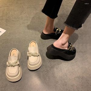 Slyckor patentläder mulor metallkedja pärla bowknot kvinnor rittare sandaler plattform skor tjockt soltäcke tå glidbanor