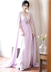 Elegant Long Purple Chiffon Celebrity Dresses With Pärled Sash A-Line V-hals WATTEAU Train Dragkedja Back Prom Dresses For Women
