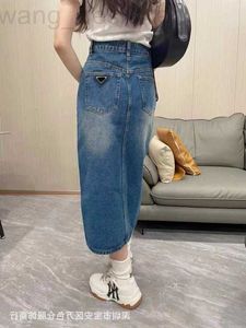 Designer de saias Nanyou de alta qualidade 2023 verão novo P JA Triangle Design Salia de jeans versátil dividida para mulheres ypfj