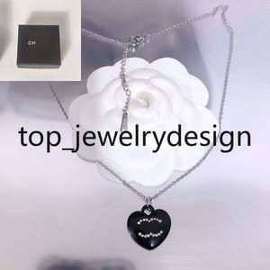 Luxury Brand Designer Pendant Titanium rostfritt stål halsband Crystal Pearl Design Brand Letter Choker CHOKER av högkvalitativa smycken tillbehör med låda