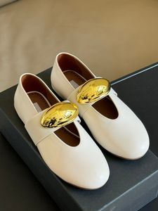 Designer Sandalenmarke Sandalen Frauen Modeschuhe echte Kuhledergröße 35 bis 41 schwarze weiße Farben schneller Lieferung Großhandel Preis