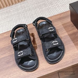 Женские сандалии кожа Open Toe Luxury Designer Новый летний универсальный крытый и наружный алмазный клетка плоский дно кожа без скольжения женские сандалии размеры 35-42+коробка