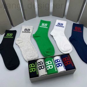 Herrensockendesignerdesigner -Designer -Männer- und Frauensocken fünf Paar Luxussport -Winternetzbrief, gedruckt gestickte atmungsaktive Baumwollmänner in derselben Schachtel.E17W