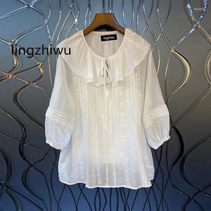 Kvinnors blusar lingzhiwu kvinnor vit blus 2024 sommar kvinnlig rufsad krage spets dekoration midlängd skjorta anländer